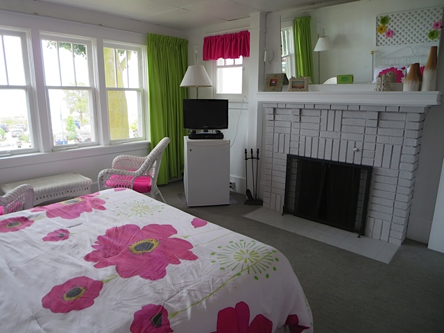 Room 21 with fireplace